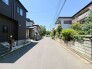 空が広く見渡せる、穏やかで静かな時間が流れる住宅街の風景が広がっています。