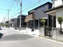 落ち着いた街並みに溶け込む、洗練されたフォルムが美しい佇まいです。