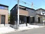 洗練されたダークトーンの外観が街並みに馴染み、落ち着いた佇まいを感じさせます。