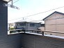 空が広く感じられる開放的な空間で、日常のなかに静かな落ち着きをもたらしてくれます。