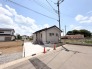 空が広く開放感のある、穏やかで落ち着いた街並みに佇む住まいです。