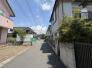 幅員の狭い道ですが、車通りの少ない住宅街に立地してます。

