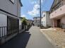 車通りの少ない閑静な住宅地、のびのびした子育てに適します。
