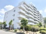 青空に映える白亜の外観が、街並みの中で穏やかな存在感を放ち、心地よい暮らしの予感をもたらします。