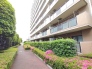 丁寧に手入れされた植栽が四季の彩りを添え、日々の暮らしに穏やかな安らぎをもたらす住環境です。