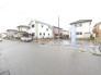 落ち着いた雰囲気の住宅街に位置し、日々の暮らしに穏やかな安らぎを感じられる住環境です。