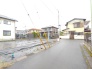 閑静な住宅街の一角にあり、日常の落ち着きと穏やかな時間が流れる暮らしの拠点として適した環境です。