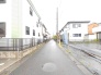 周囲の建物と調和しながら、落ち着いた静けさが流れる穏やかな街並みの風景です。