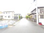 閑静な住宅街の一角にあり、日常の落ち着きと穏やかな時間の流れを感じられる住環境が整っています。