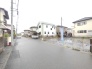 閑静な住宅街の一角に位置し、穏やかな日常の気配が漂う住環境が広がっています。