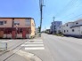 幹線道路と生活道路の交差点に面した土地です。
