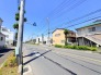 西側は16ｍの幹線道路に面しています。