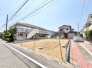 閑静な住宅街の一角にあり、新しい暮らしの始まりを静かに予感させる開放的な土地です。
