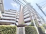 空へと伸びる端正なフォルムが、街並みに落ち着きと安心感をもたらしています。