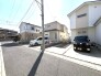 周囲に馴染む落ち着いた街並みの中で、穏やかで心地よい日常を予感させる佇まいです。