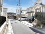 整然とした街並みが広がり、穏やかな日常が流れる住環境として整備された落ち着きのあるエリアです。