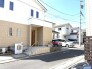 落ち着いた住宅街に馴染む、日々の暮らしに寄り添う親しみやすい佇まいの外観です。