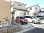 穏やかな空気が流れる住宅街に溶け込み、日々の暮らしに自然と馴染む佇まいが魅力の住まいです。