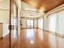 勾配天井が描き出す豊かな空間の広がりが、日々の暮らしに心地よい開放感と安らぎをもたらします。