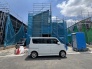 新しい生活の礎となる住まいが着々と形作られ、期待感の膨らむ整った街並みの風景です。