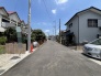 落ち着いた空気が流れ、穏やかな時間が流れる住宅街の佇まいが暮らしの心地よさを予感させます。