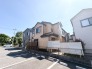 洗練された色調の外壁が周囲の街並みと穏やかに調和し、住まう人の日々に心地よい安らぎをもたらす佇まいです。