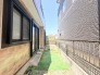 住まいと住まいの間にゆとりを感じさせる、落ち着いた雰囲気の屋外スペースが日常の暮らしに安らぎを与えます。