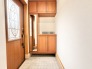 温かみのある木目調の建具が調和する、落ち着いた佇まいの心地よい空間です。