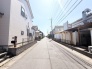 落ち着いた住宅街の風景が続き、空の広がりを感じさせる穏やかな住環境が広がっています。