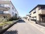 穏やかな住宅街の空気が流れる、落ち着きと静けさを感じさせる街並みです。