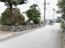 時を重ねた石積みの風合いと豊かな緑が、周辺の閑静な街並みに穏やかな調和をもたらしています。