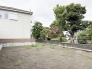 周辺の豊かな植栽が街の落ち着いた気配を感じさせ、ゆったりとした広がりが暮らしの想像を広げてくれます。