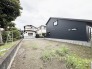 落ち着いた街並みに溶け込む、ゆとりある敷地が日々の暮らしの可能性を広げてくれます。