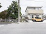 閑静な住宅街の一角にあり、周囲の自然と穏やかに調和する落ち着きのある佇まいが魅力です。