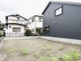 閑静な住宅街の一角にあり、周囲の落ち着いた街並みと調和する暮らしの舞台が広がっています。