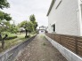 建物と周囲の環境が調和する、落ち着いたゆとりある敷地外周の空間です。
