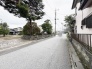 緑豊かな木々が静かな街並みに彩りを添え、穏やかな時間が流れる落ち着いた住環境が広がっています。