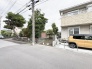 周囲の緑や落ち着いた街並みが調和し、穏やかで心地よい日常を予感させる閑静な住宅エリアです。