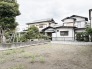 周辺の落ち着いた街並みと調和しながら、のびやかな広がりを感じさせるゆとりのある敷地です。