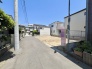 住民の方が主に利用する交通量少なめの道路に面してます。
