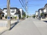 前面道路は広いですが通行量も少なめで落ち着いた雰囲気です。