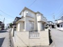 角地に佇む開放的な外観は、落ち着いた住宅街の風景に穏やかに溶け込んでいます。