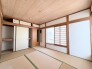 木の温もりと畳の質感が調和する、心落ち着く穏やかな空間が日々の暮らしを包み込みます。