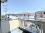 視界が開け、穏やかな青空が広がる開放的な空間が、日常に心地よい風を運びます。