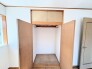 木の温もりが心地よい、日々の暮らしに自然と馴染むシンプルな空間が広がります。