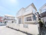 閑静な住宅街に佇む、日々の暮らしに穏やかな調和をもたらす清潔感あふれる外観です。