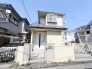 青空の下に佇む、すっきりと端正な外観が日常に穏やかな彩りを添えてくれます。