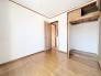 木の温もりが感じられるシンプルな内装で、住まう人の個性を引き立てる素直な空間が広がっています。
