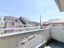 視界が開け、空の広がりを感じる穏やかなひとときを過ごせる開放的な屋外空間。