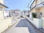 穏やかな空気が流れる閑静な住宅街の中で、落ち着いた日常を感じさせる住環境が整っています。